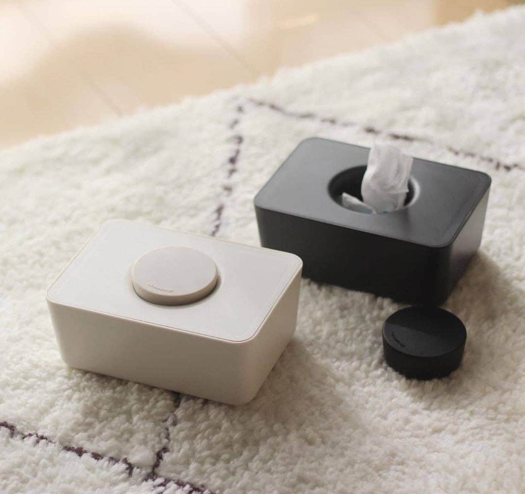 のインスタグラム：「｜ひよこクラブ掲載の赤ちゃん用の「おしりふき」にぴったりサイズのウエットティシュホルダー⠀⠀ ────────────────────⠀⠀⠀ ・⠀⠀ ●b2cウェットティッシュホルダー⠀⠀ 定価：2,400円（税込）⠀ https://item.rakuten.co.jp/sarasa-designstore/ls013/ ・⠀⠀⠀⠀ ────────────────────⠀⠀⠀ ・⠀⠀⠀ こちらの商品を @saramiさん（ sarami_i ）さんに⠀⠀⠀ 撮影協力いただきました。⠀⠀⠀ ご協力ありがとうございました！！⠀⠀⠀ ⁣・⠀⠀⠀ ──⠀ ⁣・⠀ ひよこクラブ掲載の赤ちゃん用の「おしりふき」にぴったりサイズのウエットティシュホルダー。⠀⠀ ウエットティッシュ入れて「お手拭き」や「台拭き」入れとして、「お掃除用キッチンシート」入れとして、「ペーパータイプのトイレクリーナー」入れとしてなど多彩な用途でお使い頂けます。⠀⠀ 樹脂製の本体は傷の目立ちにくいマットな仕上げです。⠀⠀ シンプルで柔らかいシルエットのプロダクトです。⠀⠀ 詰め替えに便利な大きな開口部分はシリコン製パッキンで密閉されるので乾燥の心配がありません。⠀⠀⠀⠀ ・⠀ #モノトーンインテリア #シンプルインテリア #北欧 #北欧雑貨 #北欧インテリア #一人暮らし #ひとり暮らし #一人暮らしインテリア #賃貸暮らし #インテリアコーディネート #北欧ナチュラル #北欧デザイン⠀⠀ ・⠀⠀ #stayhome #interior #homedecor #homedecoration #childcare #babyproducts #wipes #nappies #인테리어 #장식 #와이프 #기저귀⠀⠀ ・⠀⠀ ────────────────────⠀⠀⠀⠀ #sarasadesign をつけて投稿いただいた中からお写真をご紹介する場合がございますので、ぜひ投稿してみてください！！　素敵なお写真お待ちしております！！⠀⠀⠀ ────────────────────⠀⠀⠀ .⠀⠀ #sarasadesign」