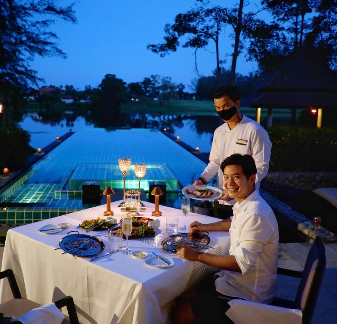 アイス・サランユーのインスタグラム：「Private Bar B Q Dinner  By chef @meksn123  At @banyantreephuket  เชฟ ย่าง ซีฟู๊ด สดๆ ให้ในห้องพักเลยครับ ตอนนี้อากาศ ที่ ภูเก็ต ดีมากๆ ด้วยครับ  ใครมา #Phuket พักกับ #banyantreephuket ลองให้ได้นะครับ  #banyantree  #phuket  #เที่ยวทั่วไทยกับไอซ์ศรัณยู」