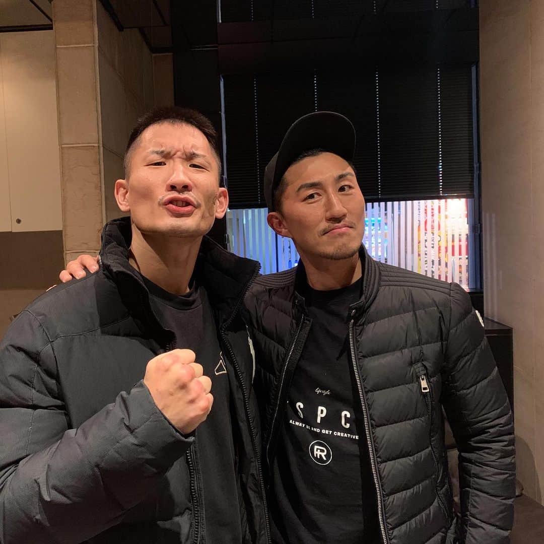 堀井翼のインスタグラム：「忘年会って忘れていいことと悪いことあるだろ。  今年俺はKOされてるんだぞ。  パイセンとデブマネとご飯を食べてきたぜ‼︎  #山崎秀晃 #パン祭りパイセン #GOLDEN FIST #堀井翼のラッキーパンチチャンネル #股間王  #k1wgp」
