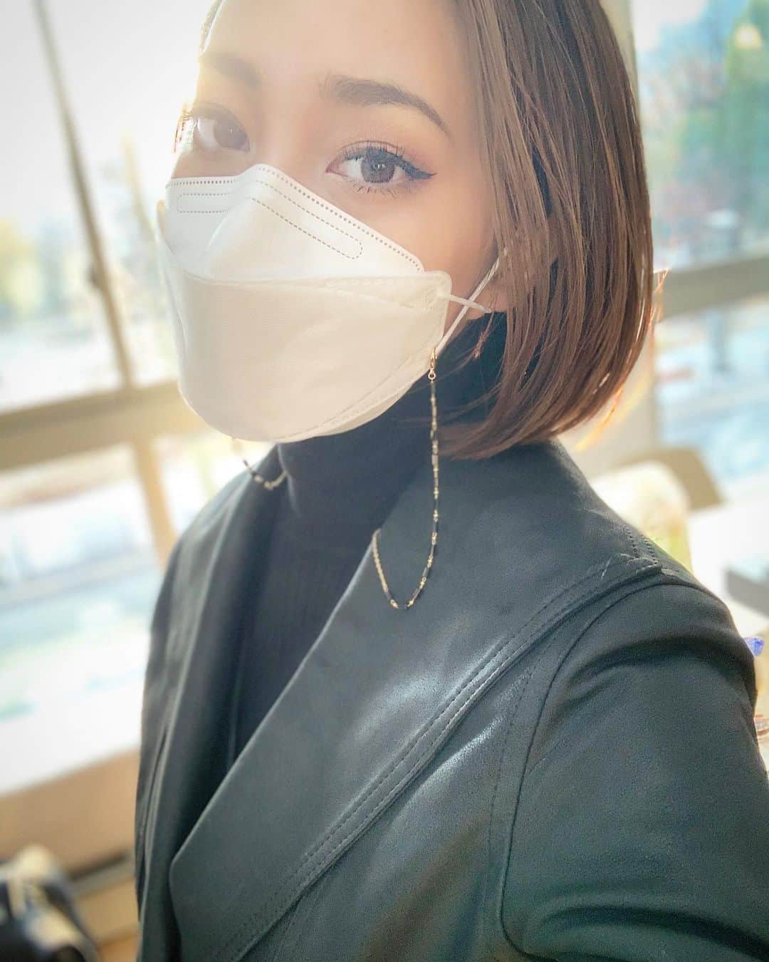 藤本奈月のインスタグラム：「マスクにちょっと本気出す時期に入ってきたな、と。 ちょこちょこ紹介していた、　@avanti_ethical_project の、KF94高性能マスク。 韓国ではもう付けてるのが普通ですってレベルのマスク。 女性に嬉しいのは、リップのべったり汚れが起きないこと。肌への接地面が少ないから肌負担軽減。 スーツを着てお仕事する男性なんかは特に、プリーツ型マスクよりもしっかりした作りのこのマスクが本当にカッコよくてオススメ。  以下引用ね。 ■2重の高性能MBフィルターでウイルスを含んだ飛沫、花粉、PM2.5などの微細粒子をブロック。 ※日本カケンテストセンターの微粒子捕集効率試験にて捕集率 99.9%の試験結果。  ■スキマを抑えた 優れた密着性。 可動式の3D立体構造で口紅やリップなどの付着を抑え、眼鏡の曇りも軽減。  ■伸縮性の優れたイヤーバンド。 　長時間の着用でも耳にかかる負担を軽減します。  ■適正な品質を保証する【FDA】登録。 ※FDAとは、アメリカ合衆国保健福祉省配下の政府機関で、アメリカ食品医薬品局（FDA, Food and Drug Administration）を指します。 引用ここまで。  これ、私、販売してます。 何故ならまじで良い！と思ったから。 呼吸しやすく、適度な密着性。  コロナがどうとかの前に、 これからの乾燥の季節、単純に風邪もインフルもなんでもそう。 予防はやっとくだけ違う。  色んな商品見て、プロモーションしてきて、結果私が本当にこれ広めたい！って言ってるんだもん。 ガチよ←  ＊ #韓国 #韓流ドラマ #俳優 #kpop #韓国好き #韓国トレンド #韓国ファッション #韓国情報 #韓国アイドル #韓国マスク #マスクコーデ #マスク #kpopマスク #アイドル #アイドルマスク #KF94 #KF94高性能マスク #超絶美意識  #感染対策 #感染対策意識向上」