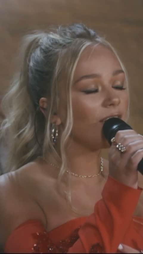 コニー・タルボットのインスタグラム：「A little teaser of what’s to come on the show “Sing Your Hallelujah” at The Apollo for @shobean holiday show!  It was such an honour to be part of something so special. This year had been a tough one for everyone, but I hope the show can bring some people a sense of normality and joy, just like it did for me.  Thank you @shobean for having me!  ✨🎄✨🎄✨」