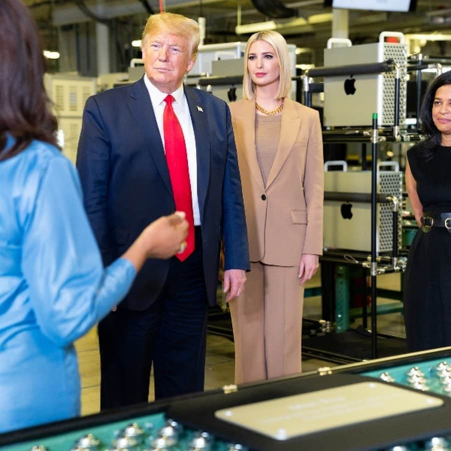 イヴァンカ・トランプさんのインスタグラム写真 - (イヴァンカ・トランプInstagram)「President @realdonaldtrump created the most robust and inclusive economy in 🇺🇸 history.  📸: Throwback to our visit to Apple’s new plant in TX with Tim Cook last year where we saw those beautiful words “Made in the USA” stamped on a new line of computers. #PledgetoAmericasWorkers」12月7日 22時13分 - ivankatrump