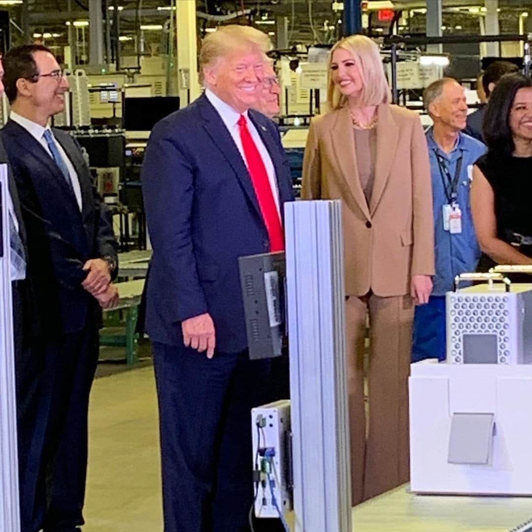イヴァンカ・トランプのインスタグラム：「President @realdonaldtrump created the most robust and inclusive economy in 🇺🇸 history.  📸: Throwback to our visit to Apple’s new plant in TX with Tim Cook last year where we saw those beautiful words “Made in the USA” stamped on a new line of computers. #PledgetoAmericasWorkers」
