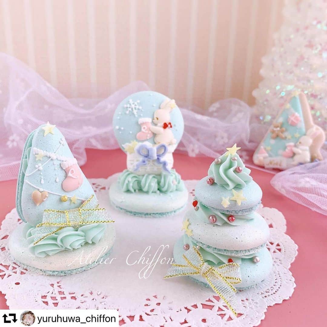 のインスタグラム：「@yuruhuwa_chiffon さま、リポストです😊 . ブルーホワイトクリスマスにぴったりの作品🎄❄️💙❄️🎄 . かわいくて柔らかい色で、おうちで過ごすクリスマスも明るくなりますね🎅💕❄️💙 . #スピルリナ　#dicスピルリナ #linablue  . ↓ . クリスマスマカロン🎄 マカロンにアイシングでおめかし♡  ミニパーツとお花絞りコースで出てくるアイシングパーツで飾りつけ🎀 マカロンの上に貼るだけなので5分で完成☺︎  クリームは、　#リナブルー　にウィルトンのリーフグリーンを足して着色✨ 大好きなクリスマスカラーになりました☺︎  ※こちらは趣味で作ったもの♡ レッスン、販売ございません🍀  #macarondesign #おうちカフェ　#マカロン作家#アトリエシフォン#クリスマス#クリスマスマカロン#クリスマスケーキ#デコレーション#クリスマスツリー#三角ツリー#アイシングクッキー#大阪アイシング#アイシングクッキー教室大阪#大阪お菓子教室 #お菓子作り好きな人と繋がりたい #デコレーションケーキ #macaron #christmasmacarons #icingcookies  #スノードーム#大阪#本町#christmas  #フェイクスイーツ　みたいだけど本物だよ♡ #関西四国支部2020  @dic_spirulina」