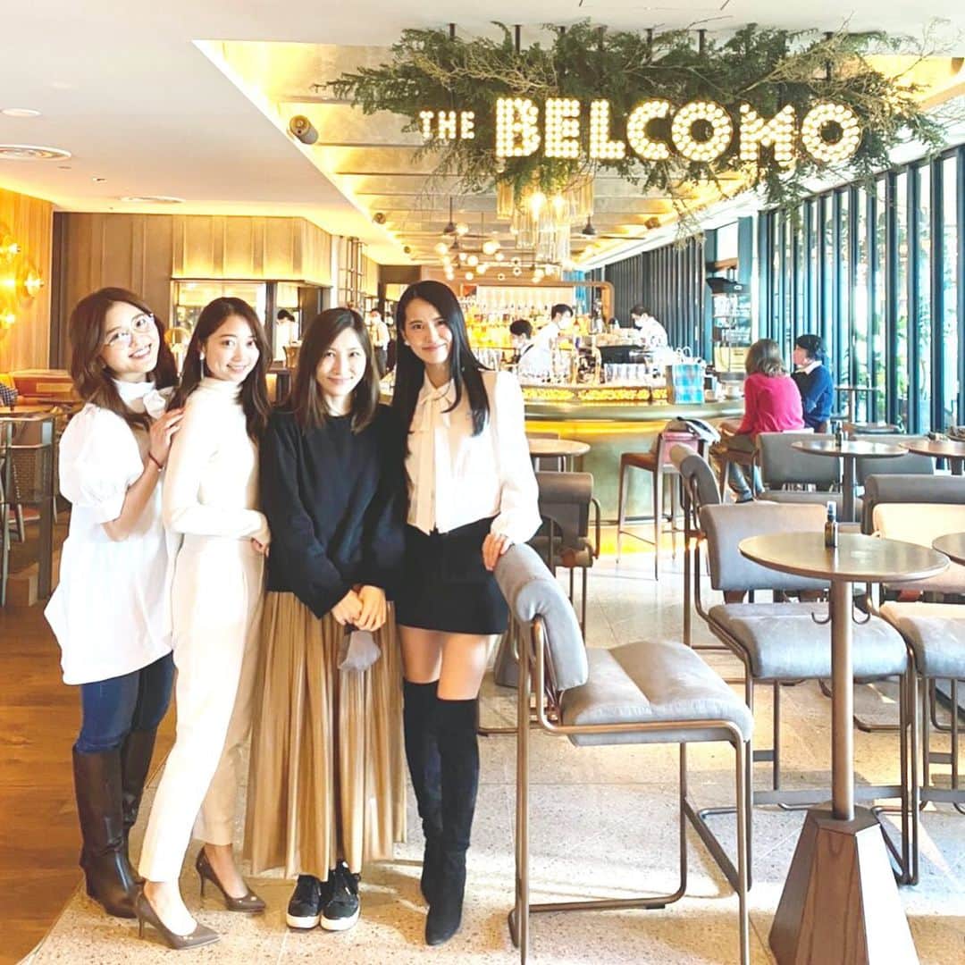 七尾エレナのインスタグラム：「久々の4人での忘年会ランチ ずっと気になっていた @aoyamagrand へ！  仕事観やら、それぞれが現在 ぶつかっている壁など、赤裸々に話して もはや精神科カウンセリングの域のような濃密な時間🤫  「人生の正午」は40歳だから うちらはまだ午前中だね！というような事を さゆちゃんか、はあちゅうさんのどちらかが 今日言っていて。  子育てをしている間に 世間から置いてけぼりにされるのでは！！！？といった 産後特有の焦りと恐怖心に日々かられていたわたしは、  この話を聞いて、 「今」が、ランチ前の時間てことなら 焦らなくていいか😊って(単純だけどw)  そんな穏やかな気持ちにさせてくれた 優しい時間でした😉  #theaoyamagrandhotel #thebelcomo #外苑前 #外苑前ランチ #青山グランドホテル」