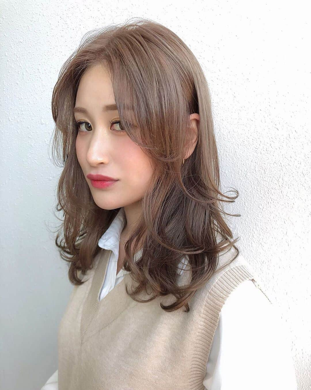 都築青空さんのインスタグラム写真 - (都築青空Instagram)「@iki_aoi さんヘアカラー🤍 今の前髪を提案してくれたのもaoiさん🎄  前日にマツエクもしたから、 目力も盛れていいかんじ🤍 @yoshino.mai @garland_eyelash . .  #beige #beigehair #beigehaircolor #ベージュ #ハイトーン #ベージュヘアカラー#ロング #ロングヘアミディアム #かきあげ前髪 #外国人風カラー #サロンモデル #撮影 #ヘアスタイル #ブリーチ #코디 #메이크 #머리스타그램 #맞팔 #네일스타그램 #冬ヘアカラー #冬色 #eyelash#garland#garland_eyelash #マツエク」12月7日 22時17分 - aozora723