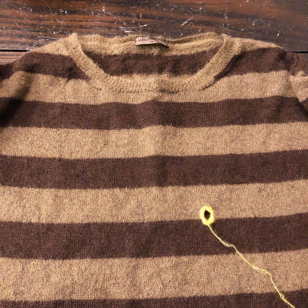池田有希子さんのインスタグラム写真 - (池田有希子Instagram)「セーターの穴をどうやってふさごうかな。触覚あった方が可愛いかな。  #darning #mending #needlework #yarnwork」12月7日 22時20分 - yukikoikeda