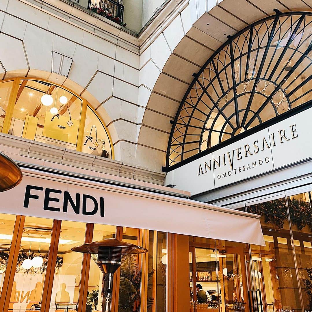 クリスティン・ウェイのインスタグラム：「Anniversary CafeとFendiがコラボしています。 内装があまり可愛くてタイプすぎました。 期間限定なので(12月27日までやってる)、行ける期間めっちゃ行ってます。週2-3通ってます！ インスタ映え過ぎ〜ガール会やデートにオススメ！  #anniversarycafe #fendicafe #アニヴェルセル #オススメスポット　#フェンディカフェ　#omotesando」