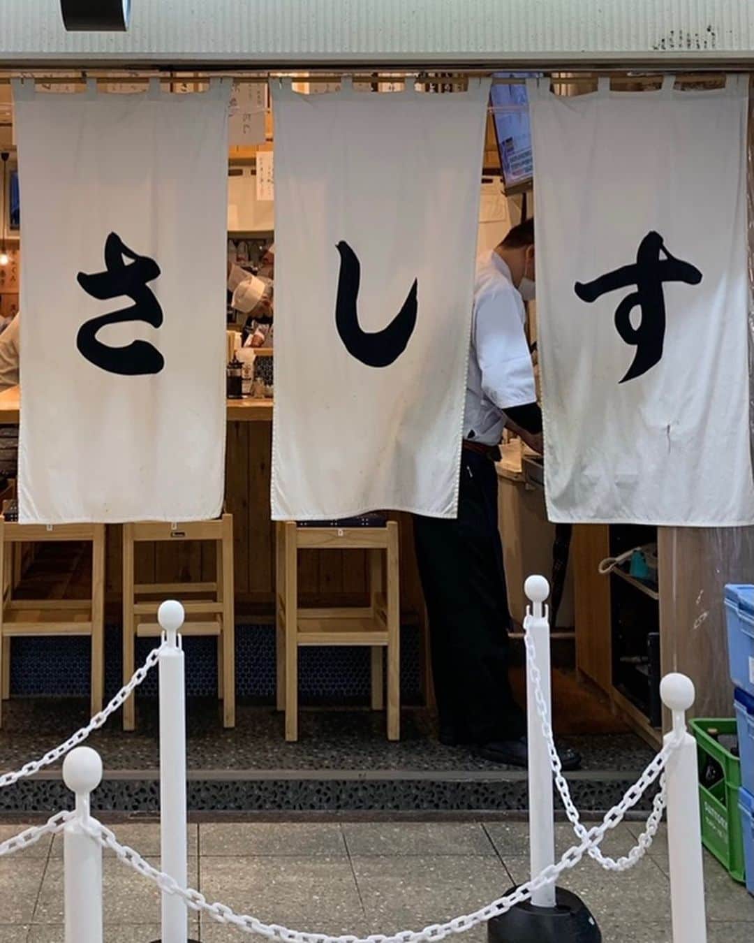 サキのインスタグラム：「#大阪駅前第3ビル の地下１階にあるお寿司屋さん🍣いつも長蛇らしいねんけど15:00すぎぐらいに行ったらタイミングよく並ばんと入れたキセキ✨食べることって幸せよね！！！美味しすぎたぁあ絶対また行きたいいい😉♥️♥️♥️♥️♥️♥️ #さしす #お寿司 #大阪お寿司 #大阪グルメ」