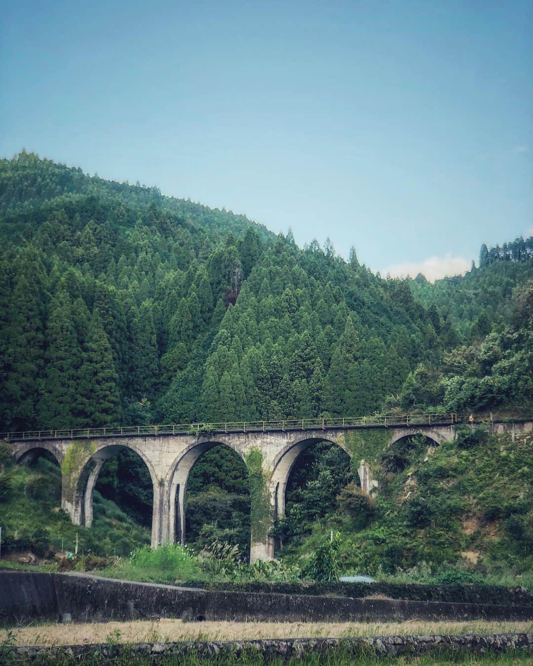 sunday_722のインスタグラム：「* *  栗木野橋梁（通称：金剛野橋） 3年前の九州北部豪雨災害で 日田彦山線　鉄道は廃止と なってしまいました。 * 全線開通とめがね橋を走る列車を もう見る事ができないのは 本当に残念です。 * まだまだ復興支援は続いています。 * ライトアップされた 橋梁の間から 満天の星空を 垣間見る事 ができます。 * *  #栗木野橋梁 #東峰村 #jj_mobilephotography #bestjapanpics #tv_pointofview #indies_gram #IGersJP #IG_JAPAN #visionofpictures #ShotoniPhone  #ShotOniPhone﻿X #raw_mobile  #somewheremagazine #everydayjapan #SPiCollective #fukuokapics #福岡 #日田彦山線  #アーチ橋  #ライトアップ  #土木遺産」