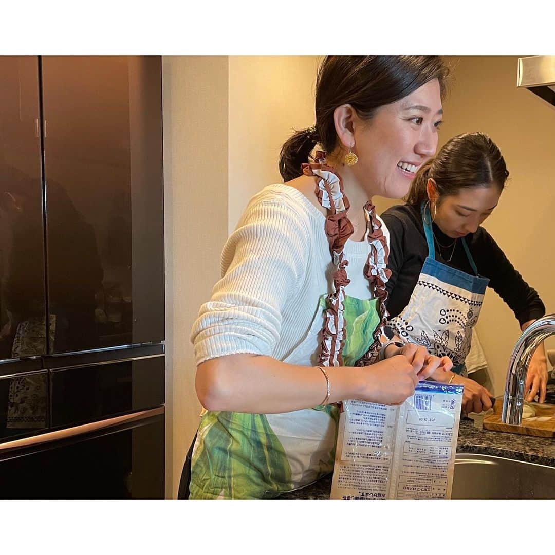 太田彩乃さんのインスタグラム写真 - (太田彩乃Instagram)「妹の知り合いがzoomでクッキングレッスンするという事で2種類のパイを焼きました🧡  妹と一緒に料理出来るなんて久しぶりで楽しかったー！ けど… アメリカ時間の15時30分スタートは日本の朝8時30分。笑 そしてアメリカの、オーブンは大きいから２枚同時に焼けるけど我が家のオーブンは1枚ずつ…🤣  途中からバタバタで顔が真剣に。。。笑 でも美味しいパイが焼けたからハッピー。 Thank you🌿 . . #洋梨のパイ #生ハムパイ #クッキングレッスン #zoomレッスン #savorypie #sweetpie #zoomクッキング #フレキシタリアン」12月7日 22時28分 - ayano.ohta