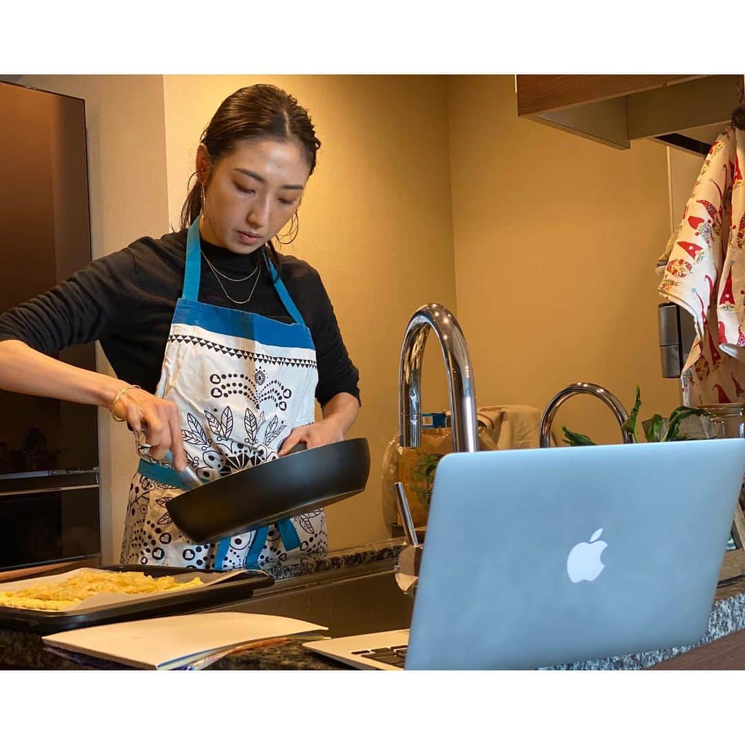 太田彩乃さんのインスタグラム写真 - (太田彩乃Instagram)「妹の知り合いがzoomでクッキングレッスンするという事で2種類のパイを焼きました🧡  妹と一緒に料理出来るなんて久しぶりで楽しかったー！ けど… アメリカ時間の15時30分スタートは日本の朝8時30分。笑 そしてアメリカの、オーブンは大きいから２枚同時に焼けるけど我が家のオーブンは1枚ずつ…🤣  途中からバタバタで顔が真剣に。。。笑 でも美味しいパイが焼けたからハッピー。 Thank you🌿 . . #洋梨のパイ #生ハムパイ #クッキングレッスン #zoomレッスン #savorypie #sweetpie #zoomクッキング #フレキシタリアン」12月7日 22時28分 - ayano.ohta