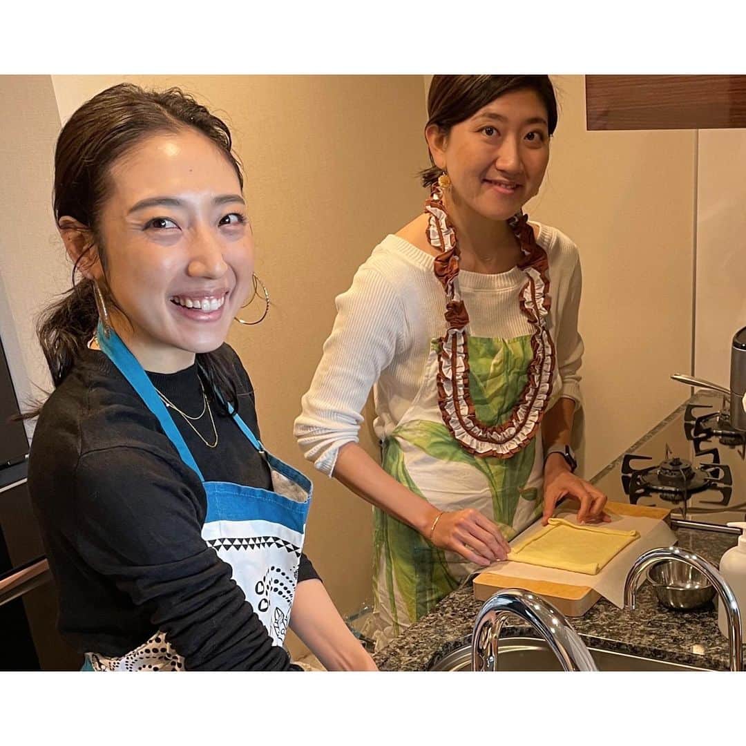 太田彩乃のインスタグラム：「妹の知り合いがzoomでクッキングレッスンするという事で2種類のパイを焼きました🧡  妹と一緒に料理出来るなんて久しぶりで楽しかったー！ けど… アメリカ時間の15時30分スタートは日本の朝8時30分。笑 そしてアメリカの、オーブンは大きいから２枚同時に焼けるけど我が家のオーブンは1枚ずつ…🤣  途中からバタバタで顔が真剣に。。。笑 でも美味しいパイが焼けたからハッピー。 Thank you🌿 . . #洋梨のパイ #生ハムパイ #クッキングレッスン #zoomレッスン #savorypie #sweetpie #zoomクッキング #フレキシタリアン」