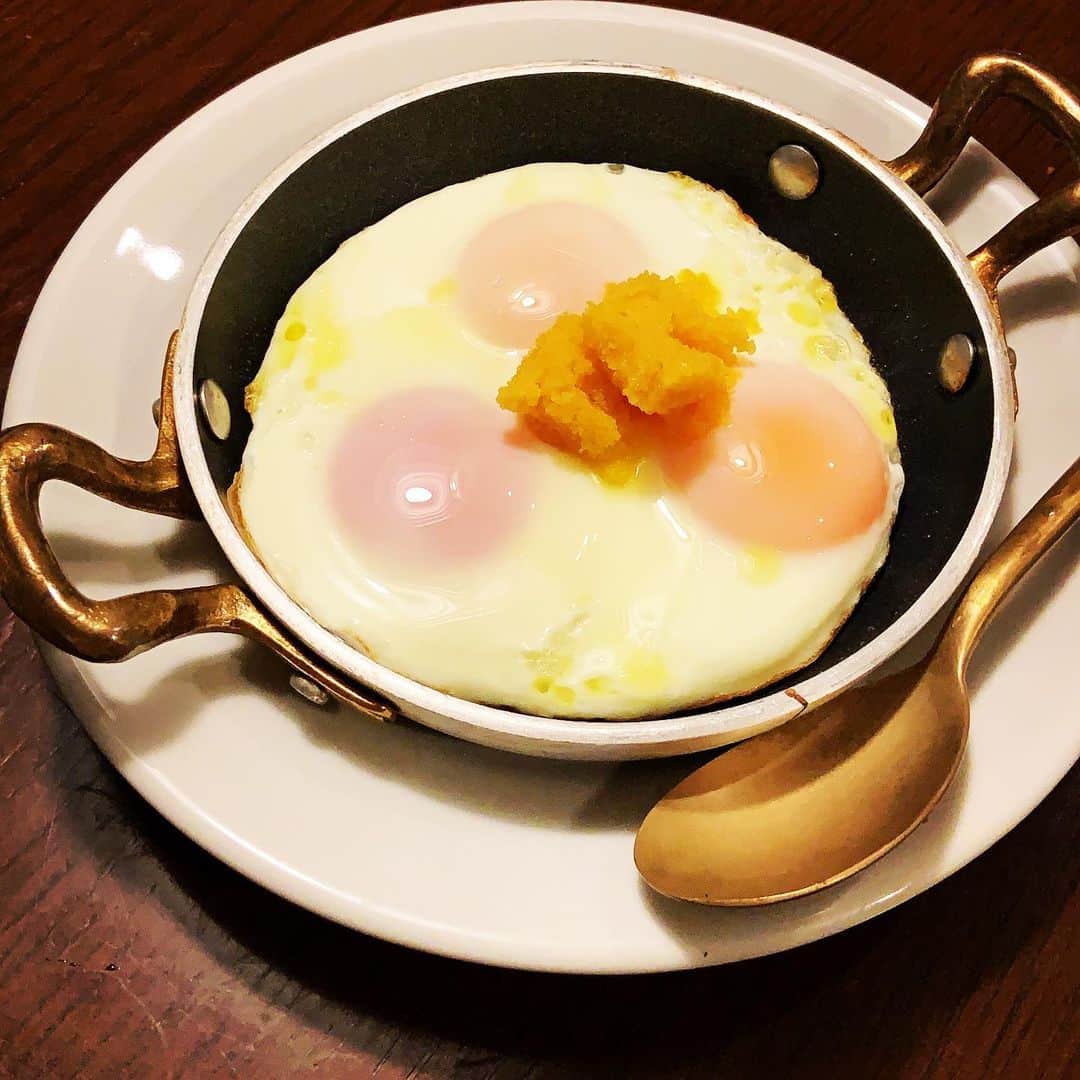志摩有子さんのインスタグラム写真 - (志摩有子Instagram)「目玉焼きにからすみ。オルランドで覚えた味。生からすみでアレンジ。卵って偉大。  #オルランドインスパイア系 #生からすみ #松庫商店  #簡単おつまみ」12月7日 22時39分 - ariko418