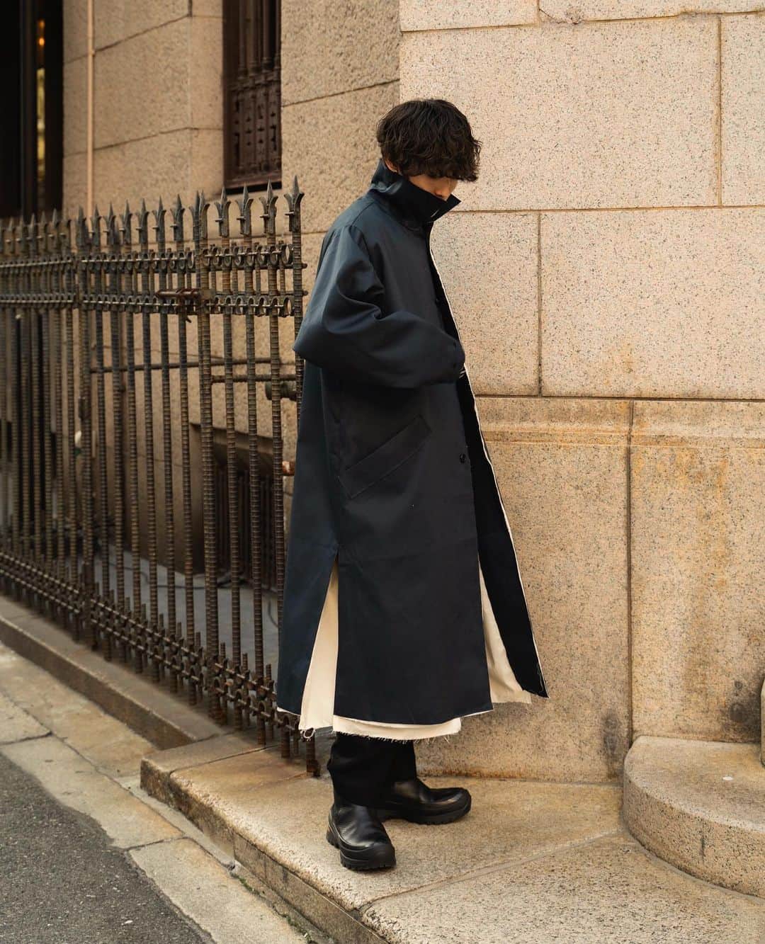 のインスタグラム：「ㅤㅤㅤㅤㅤㅤㅤㅤㅤㅤㅤㅤㅤ このコート、買おうか迷ってたらPOPUPで完売してしまった😂 その方がすごく似合ってたから、買ってもらえてよかったです！🧥 本日、 @hedmayner の20AWを @plus81.official のオンラインストアに掲載したのでに気になっていた方はチェックしてみてください☺️ 個人的には、パンツがやっぱりオススメ！👖 ㅤㅤㅤㅤㅤㅤㅤㅤㅤㅤㅤㅤㅤ #camielfortgens  #jilsander」