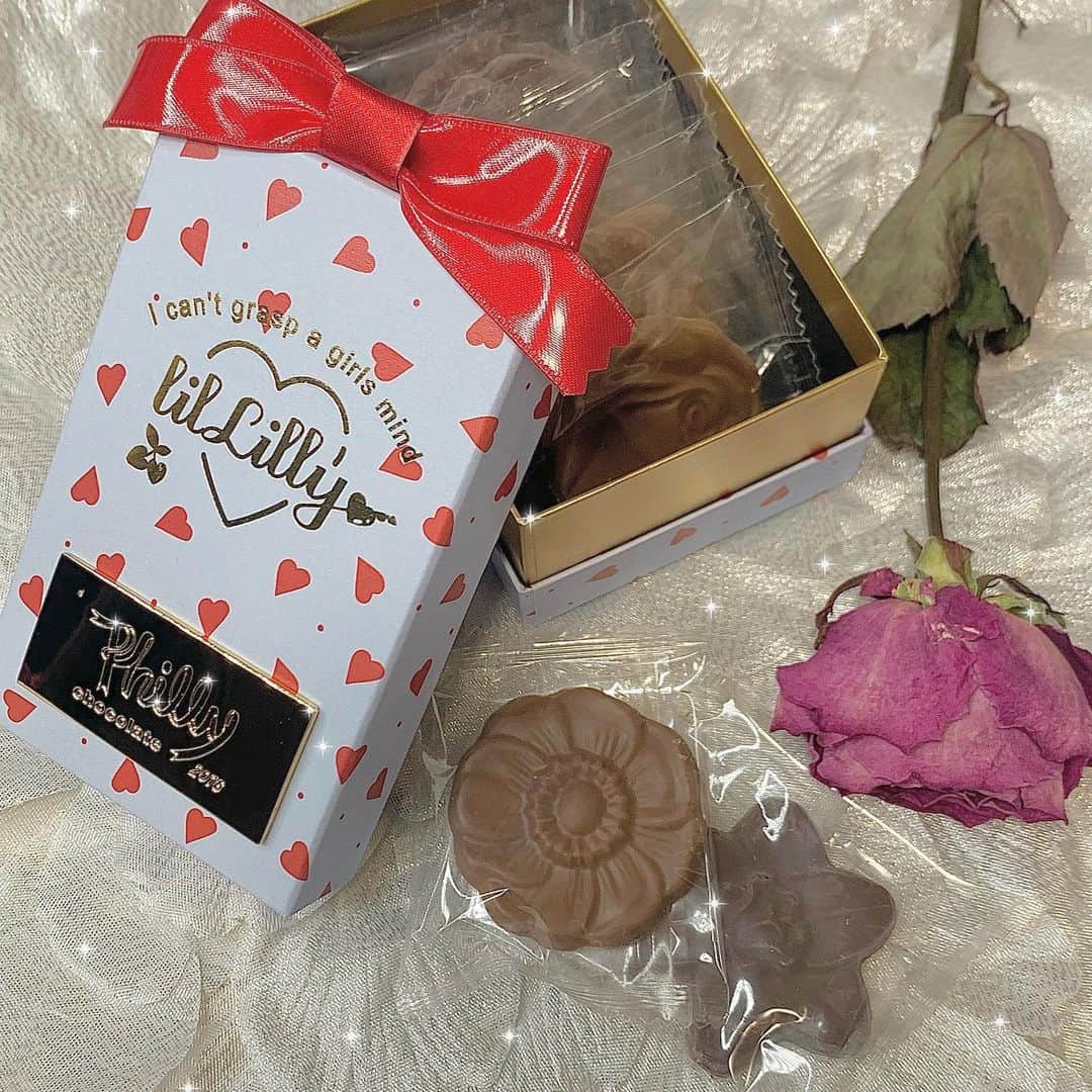 町田恵里那さんのインスタグラム写真 - (町田恵里那Instagram)「☁︎☽﻿ 可愛いチョコレートと﻿ お花を頂きました💝﻿ ﻿ チョコレートは﻿ 形まですっごく可愛いの〜♥﻿ ﻿ とっても素敵なプレゼント﻿ 嬉しいです🌙﻿ ﻿ ﻿ ﻿ ﻿ ﻿ ﻿ ﻿ #チョコレート #お花 #置き画」12月7日 22時32分 - machida_erina122