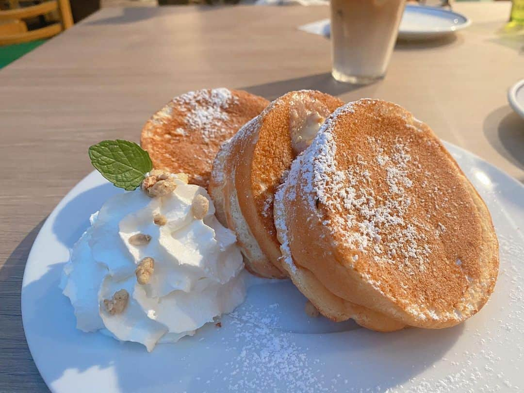 熱田久美さんのインスタグラム写真 - (熱田久美Instagram)「🥞湘南パンケーキ / 台場〔東京〕 ------------------- お台場なのに湘南パンケーキ！🕊 どうしてもケーキが食べたかったひだったので、 初めて入ってみました🚶🚶💭(ヴィーナスフォート) 〈フワフワ食感が自慢の焼きたてパンケーキ〉というだけあって食感か新しかった！！！ ふわふわの中にも、しっかりさがあって 食べ応えもあるのにしっとりさもある。 伝えるのって難しいな😂 ・ #odaiba #tokyo #pancake  #お台場カフェ #かふぇ #かふぇすたぐらむ #かふぇめぐり #パンケーキ部 #パンケーキ巡り #パンケーキ好きな人と繋がりたい」12月7日 22時33分 - kuumi1125