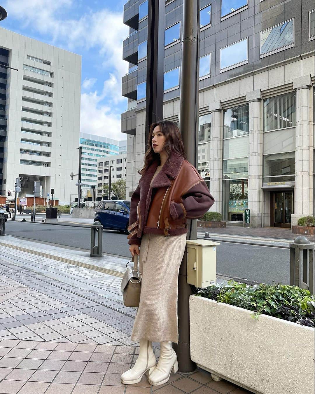 上地雅弥 MURUAのインスタグラム：「4連休も終わって明日から仕事だ〜🏃‍♀️！ 気持ち新たに頑張ろう☺️💗 . ベルトフェイクムートン、再入荷したみたいです🥺💗 前回の再入荷の時に2色目買いに来てくださった方いらしたけど、それもありだよな〜🤔 . なくなる前に私も2色目検討しよう🤔🤔 . . #murua #murua_official #murua_by_staff #ベルトフェイクムートンブルゾン #ムートンコート #ムートンジャケット #ムートン#アウター #ブルゾン #コート」