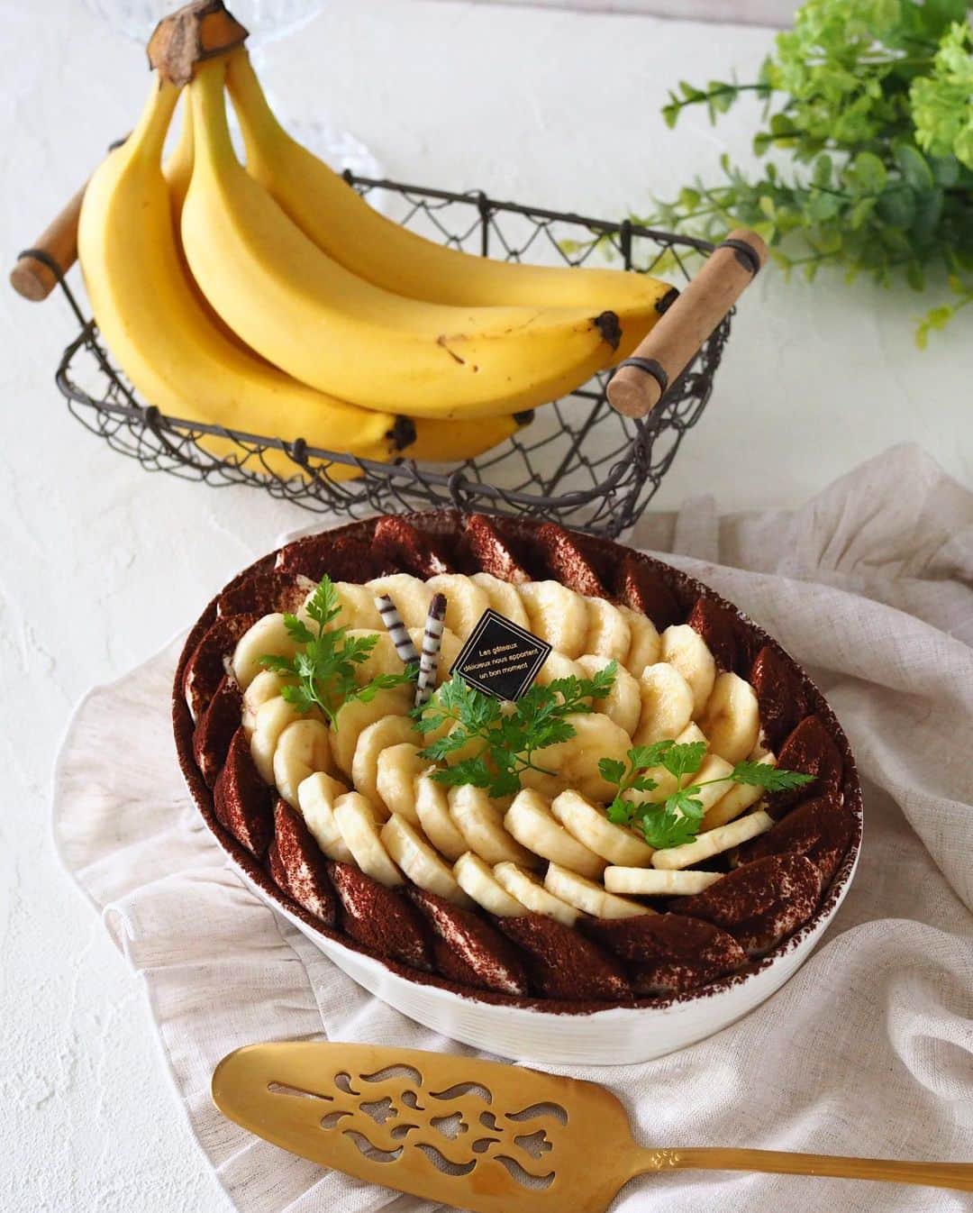 まりさんのインスタグラム写真 - (まりInstagram)「🍌 甘熟王のバナナティラミス🍌　レシピあり .  cottaさんのお仕事で甘くて有名なスミフルの甘熟王のバナナのレシピ開発をさせて頂きました✨ そのコクのある甘さを 生かして、マスカルポーネ と合わせておいしい甘熟王のバナナティラミスを作りましたよ😊 . ティラミスの上にもスライスした甘熟王をたくさん並べた、甘熟王を満喫できる ティラミスです。 ボトムには市販のココアスポンジを使っていて、とっても簡単なのでぜひお家にあるお好きな器で作ってみてくださいね😊 甘熟王以外のバナナで作る場合は甘さが足りないかもしれないので、はちみつか砂糖を加えてください😅 . レシピは @cotta_corecle さんのHP、『甘くておいしい”バナナの王様“「甘熟王」でお菓子を作ろう』の特集に掲載して頂いています😊 良かったら作ってみてくださいね！ . . .  #PR#製菓材料ならコッタ #お菓子作りならコッタ #レシピもコッタ#ティラミス#手づくりティラミス #手作りスイーツ#手作りパイ#手作りパイコルネ#手作りおやつ #おうちカフェ #お家カフェ#cotta  #wp_deli_japan  #foodstagram#lin_stagrammer#diningram#igersjp #楽天room#楽天roomやってます #楽天roomに載せてます」12月7日 22時34分 - mari6260707