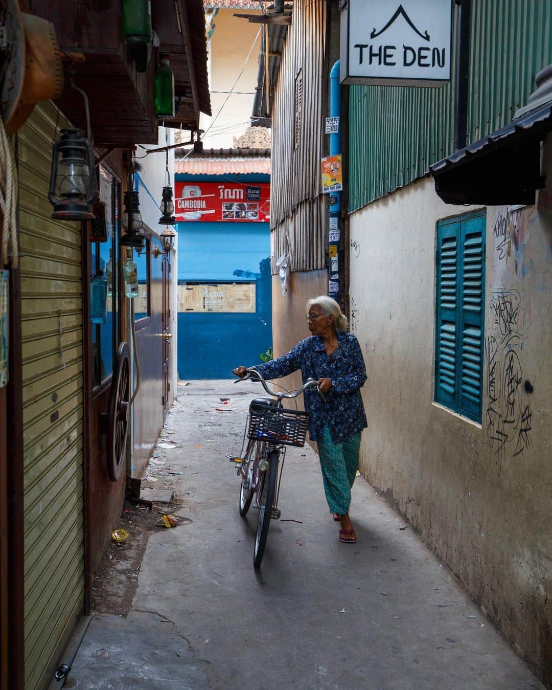 Shunsuke Miyatakeのインスタグラム：「0649am, Behind the scene of Bassac Lane, the hot spot for the expats and young Cambodian people who love party, drinking, and Social Club in Phnom Penh, Cambodia」