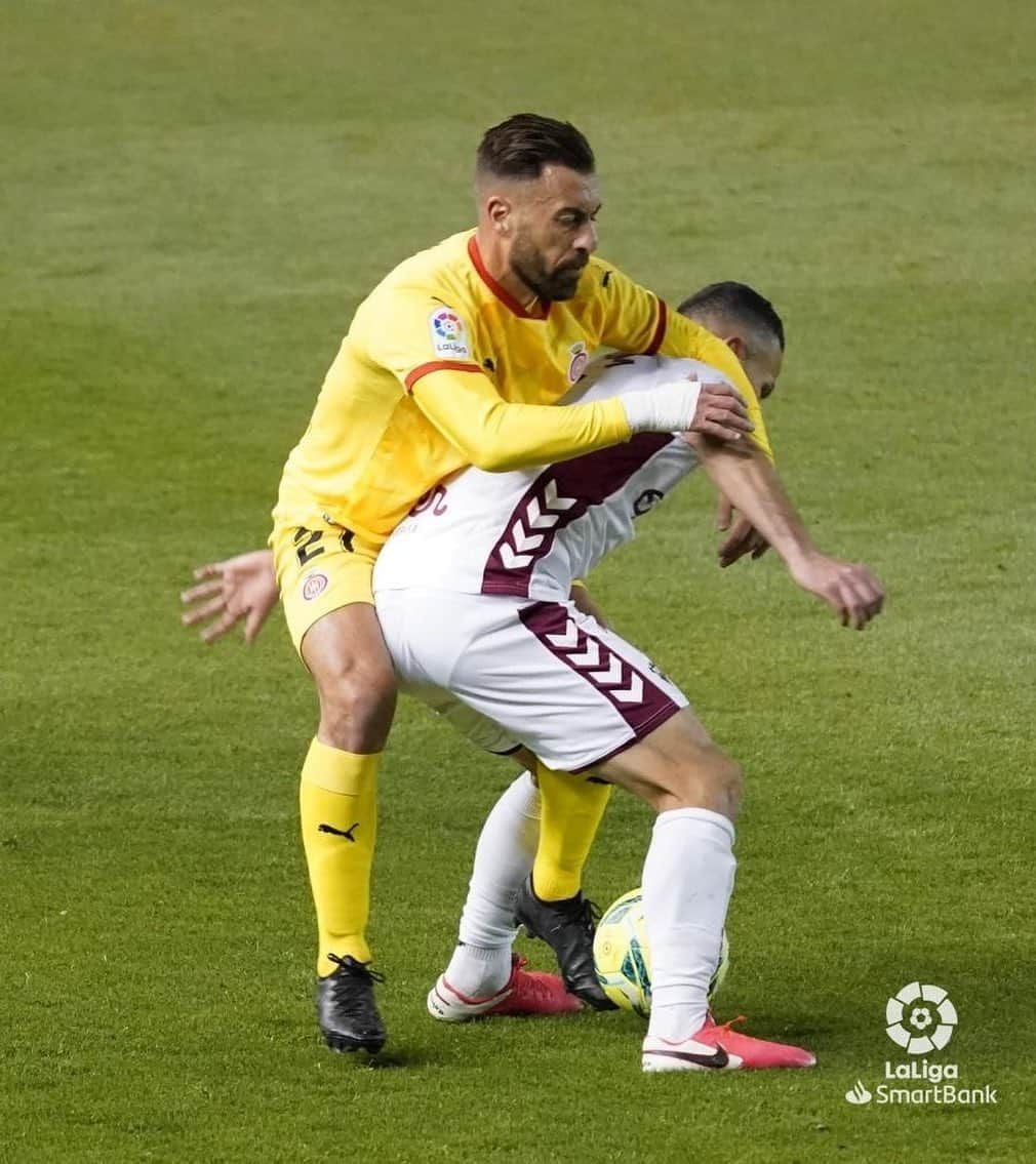 アントニオ・ルナのインスタグラム：「Seguimos creciendo y mejorando como equipo. Compromiso máximo de todos. Tres puntos súper importantes.💪🏻🔴⚪️ @gironafc」