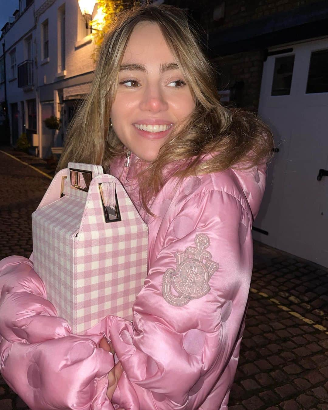 スキ・ウォーターハウスさんのインスタグラム写真 - (スキ・ウォーターハウスInstagram)「just me and my best friend launching these chunky chains & take out bags 🖇✨💥 👩‍❤️‍💋‍👩 @popandsuki」12月7日 22時41分 - sukiwaterhouse