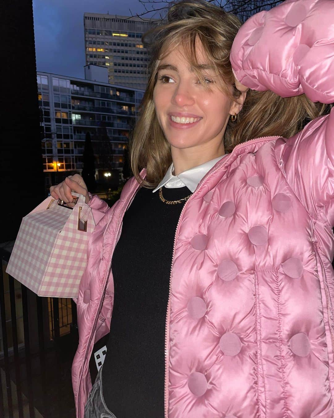 スキ・ウォーターハウスさんのインスタグラム写真 - (スキ・ウォーターハウスInstagram)「just me and my best friend launching these chunky chains & take out bags 🖇✨💥 👩‍❤️‍💋‍👩 @popandsuki」12月7日 22時41分 - sukiwaterhouse