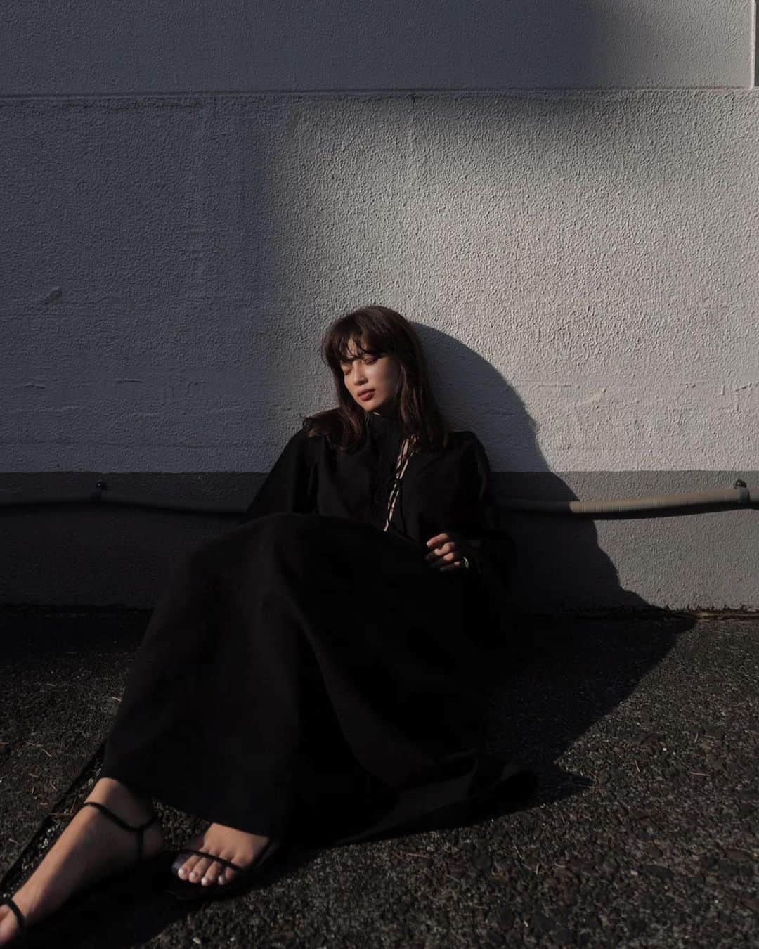 のインスタグラム：「【先行受注】  @etretokyo  #2021ETRE_ss  ⚪️フロントリボンネップフレアワンピース  リラックスシルエットのワンピース ネップが入った柔らかいシルク混の生地を使用し 肌触りの良さと優しい表情感をプラスしました。  長めのリボン使いやフレアスリーブなど、 ETRÉ TOKYOらしいデザインポイントも随所に...  一枚でワンピースとしては勿論 リネンパンツなどをINするスタイルもオススメです。  🌿2021 SPRING COLLECTION PRE ORDER  ⚪️ONLINE STORE 12/10(木)19:00 -12/17(木)12:00PM  ⚪️LUMINE SHINJUKU 12/10(木) -12/16(水)  #etretokyo #春服 #春#春コーデ#春メイク#156cm#bottegaveneta#YouTube#therow」