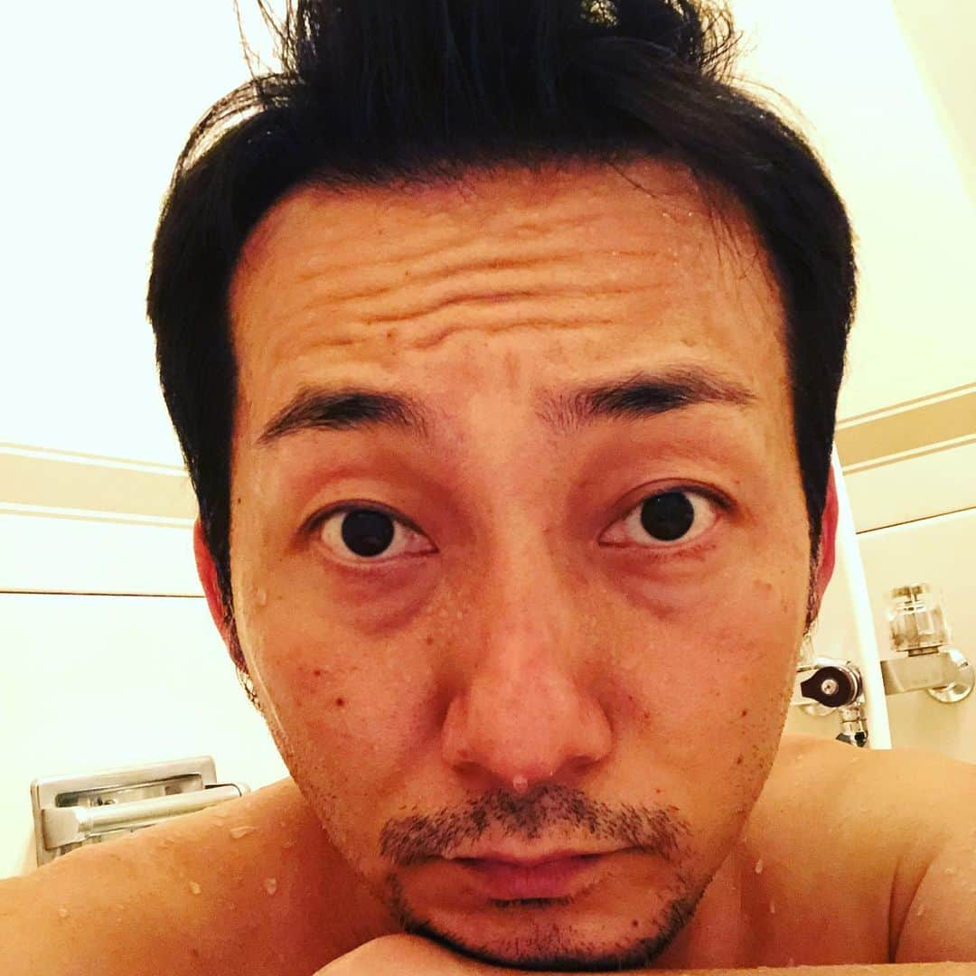 波岡一喜さんのインスタグラム写真 - (波岡一喜Instagram)「半身浴。  42歳のジジイが、 若い子がやってるInstagramに、 半身浴の写真をupする。  42歳のジジイが、 若い子がやってるInstagramで、 半身浴しながらインスタライブをやる。  苦情は受け付けておりませんので、 悪しからず🤣  毎日23時からやってるインスタライブ、 『ナミ23』をご覧くださってる方々、 ホンマにありがとうございます‼️ あっという間の7日間、 もう約1/4が終わりました^_^ 早いですね〜！ 残りもお楽しみに^_^  そして、 今週金曜11日に、 久しぶりの波岡一喜TOUCHをやります。 参加したことない方も、 俺は怖くないので、 気軽にご参加ください^_^ 詳しくはTOUCH HPをば😁」12月7日 22時43分 - kazuki_namioka