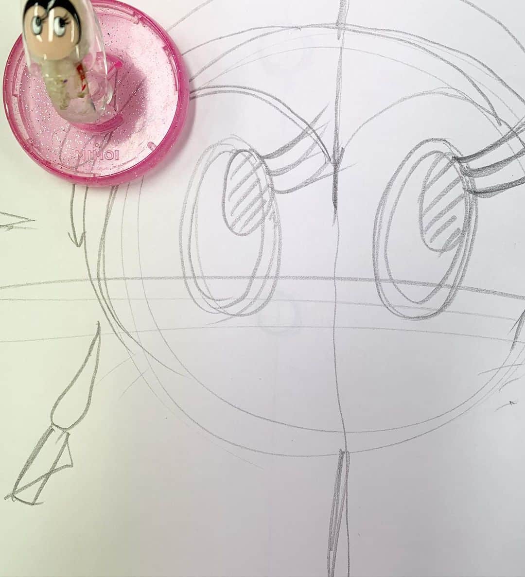 mamijinguのインスタグラム：「@afloat_nail_school  私の授業は出来るだけジェルで描きながら鉛筆で細かくデッサンを入れながらデザインを描いています🖌  スクール見学も随時行ってるので気になる方はDMしてみて💌 👇👇👇 @afloat_nail_school   先生も随時募集中😍 こんな人材を募集しています✨  ●一級、上級まで取得されている方 ●一般的なパソコン業務ができる方 生徒の情報管理やカリキュラム管理をPC内で情報共有していきます。  あとはとにかく熱意ある方を探しています❣️現役から次のステップは教えると言うお仕事もしてみてはいかがですか？ 私は授業やるの大好きです😍 やっぱり目の前でどんどん吸収していく生徒を見ているとワクワクしてきます💐色々な状況でネイリストを諦めてしまってもネイルに携わる仕事として先生と言う選択もぜひ😍  #jillandlovers #nail #nailart #paragel #gelneil#gel #ネイル #ネイルアート #me #look #love #かわいい」