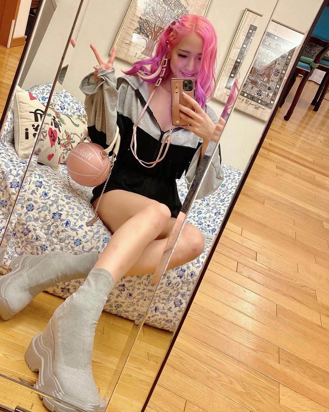 のインスタグラム：「やっほい🐰 おニューの #iphoneケース 💖 ストラップとフィンガーベルト付きで これなら酔っ払ってはしゃいでも安心だな🤣🤣 カードもはいるよー✨✨ 色迷ったけどやっぱりピンクにした💕 @sns_funclover チェックしてみてねん📲  #funclover #スマホケース #携帯ケース #アイフォンケース #スマホカバー #pr #yuminemstyle #グレーコーデ」