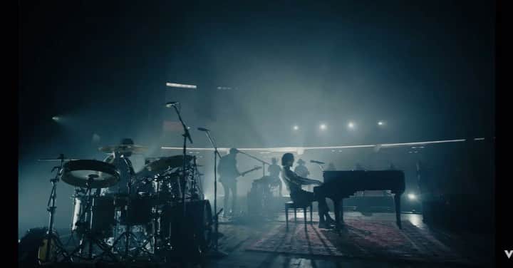 ショーン・メンデスのインスタグラム：「COME AWN !!!! I often forget that I’m surrounded by the most amazing musicians I’ve ever known !! This song came from a dream one night almost a year ago & i remember it ALMOST felt this good. Wow.. moment of gratitude for you talented boys @davehaskett_  @eddyruyter @mikesleathdrums  @zubin_t .... hey @brianmayforreal check out this solo!!!! We love you!!! ❤️ love love love !! Freedom!!」
