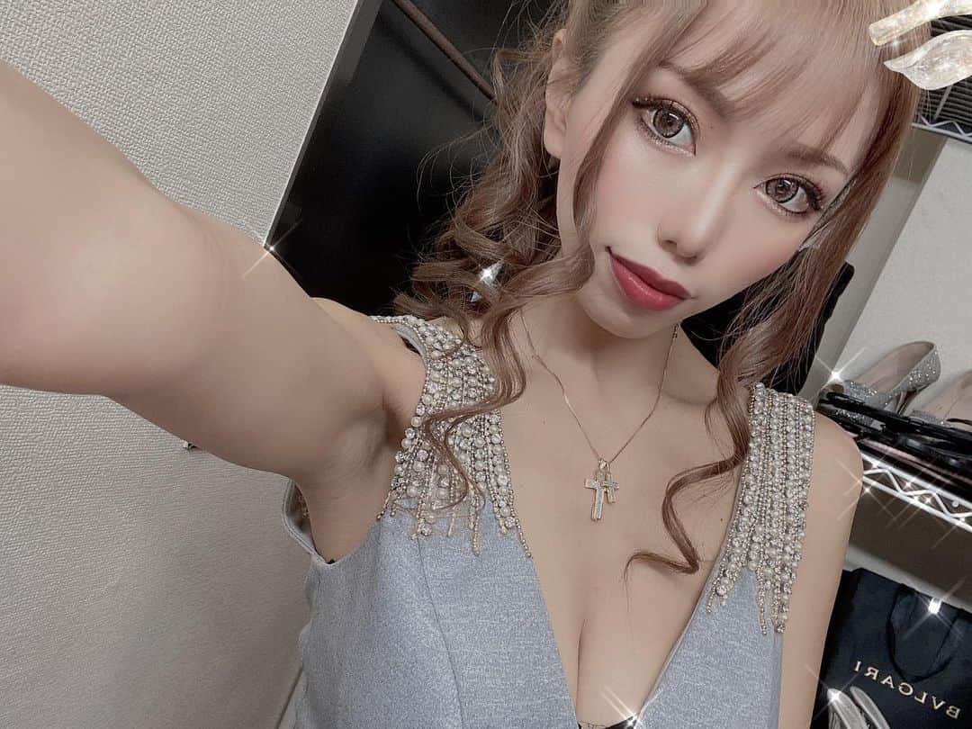 あゆかのインスタグラム：「月曜日😎 今日から１週間がんばりまーす🤗 今週は、マツエク、ネイル、美容室って美容DAY！！ お金くださーい💴ww  .  .  #千葉キャバクラ#千葉富士見キャバ嬢#千葉富士見町キャバ嬢#千葉富士見キャバクラ#arドレス#ジュエルズドレス#オンラインキャバクラ#ファッション好きな人と繋がりたい#ヘアメイク#お家スタイル#息してる？#followｍe4 #follow4like#followtrain」