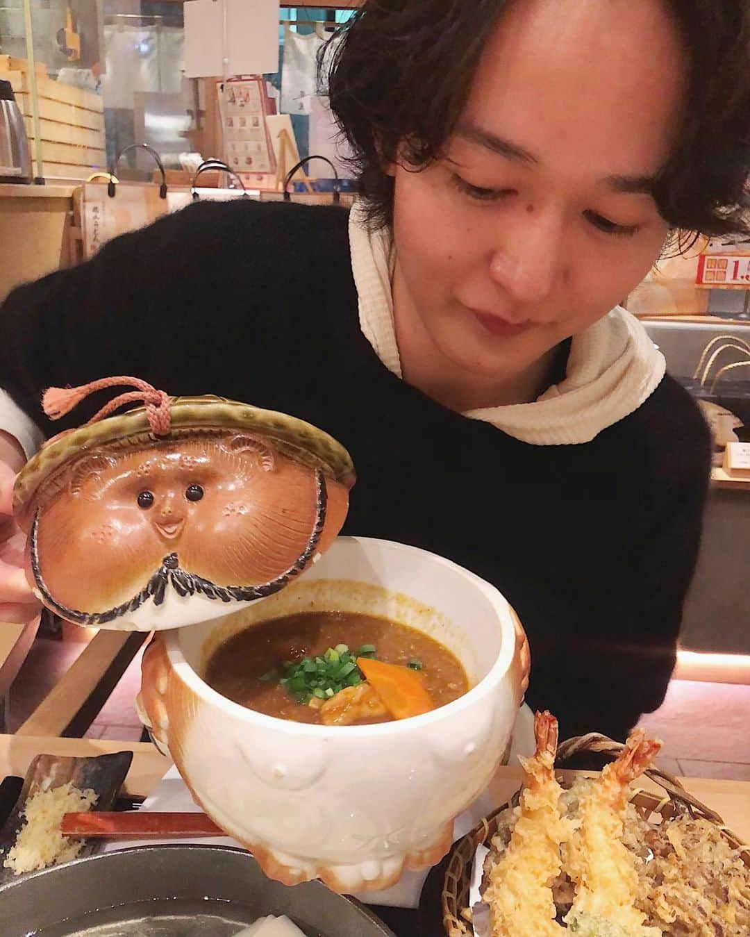 natsuoのインスタグラム：「銀座　花山うどん 鬼ひも川うどん食べてきました！ うどんはもちろんめちゃくちゃ美味しかったんですが、このたぬきさんの表情が🤣🤣🤣 シュールで可愛すぎた🤣🤣🤣 オススメのうどんやさんです！  #銀座 #銀座グルメ #花山うどん #花山うどん銀座店  #東京グルメ #グルメ好きな人と繋がりたい #グルメスタグラム #美味しいものは正義」