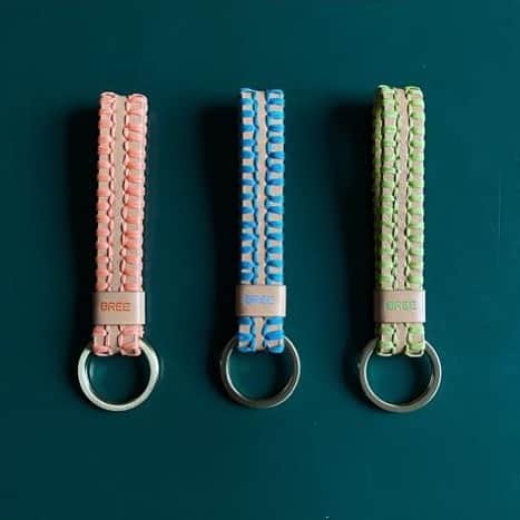ブリーのインスタグラム：「Our key rings made of natural leather with the colored seams are an absolute eye-catcher - and not only for KIDS, right?  . . .  #breekids #breesince1970 #madetomakeadifference #autumnwinter2020  #leather #purequality #purefashion #sustainablefashion」