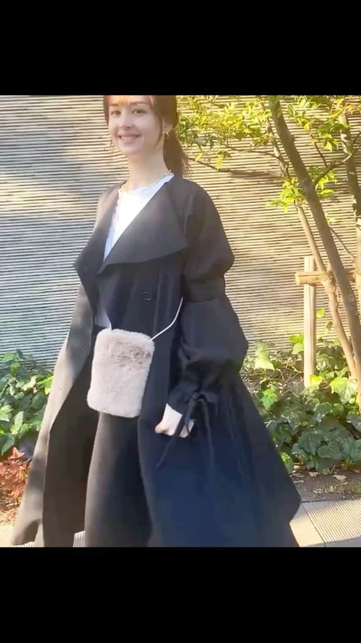 乙黒えりのインスタグラム：「@mienne.jp_official のミニファー携帯ケース #coat @enfold_official   #エコファー#スマホショルダーポシェット #ファーアイテム 撮ってる友達が変なこと言うから、終始ニヤニヤ😂」