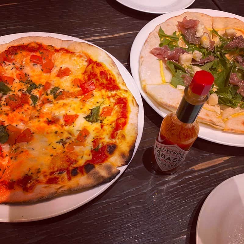 Erenaのインスタグラム：「🍕pizza🍕 I ate pizza. . 久々にピザが食べたくて…😋 . #pizza#tabasco#hot#cheese#margerita#マルゲリータ#生ハムとチーズ#ピザ#イタリア#辛いの大好き」