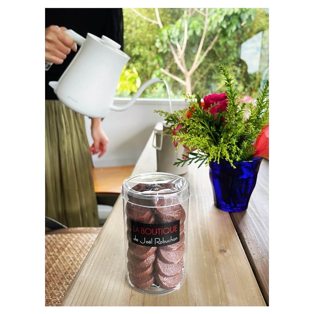 羽舞咲さんのインスタグラム写真 - (羽舞咲Instagram)「🎗Tea time﻿ ﻿ オーナーさんが﻿ ゆっくりいていいよ﻿ と言ってくださって﻿ ﻿ お昼過ぎの﻿ ティータイムまで﻿ 楽しめました﻿ ﻿ 素敵な人たちしかいない (*´-`*)﻿ ﻿ ﻿ ________ EVENT INFORMATION ________﻿ ﻿ 📸12/12（土）﻿ 東京散歩！ナチュラルポートレート撮影会﻿ （日程＆場所フリープランも好評受付中‼︎）﻿ ﻿ 📻インターネットラジオ（毎週水曜日オンエア）@jingumae.fm﻿ 「羽舞咲のゆるゆるビューティ研究所」﻿ ﻿ 🧘‍♀️「EMARY」@emary_online﻿ 体験レッスン0円‼︎﻿ ヨガ・ダイエット・カラーセラピー・美腸﻿ 話し方・恋愛・片付け・マインドフルネス﻿ などなどすべて受け放題！﻿ ﻿ 心を込めてお届けします♡﻿ ﻿ @herbemi﻿ プロフィールリンクをチェック！！﻿ ﻿ ____________________________________﻿ ﻿」12月7日 22時54分 - herbemi
