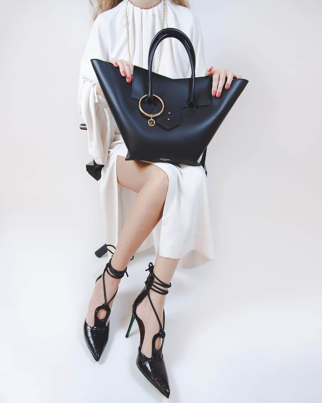 サラバターリアのインスタグラム：「...WHEN ‘CHIC’ IS NOT AN OPTION  Sara wears the Toujours bag in black smooth leather, the Chic dress and the First Date pumps in the black printed croc leather.   sarabattaglia.com」