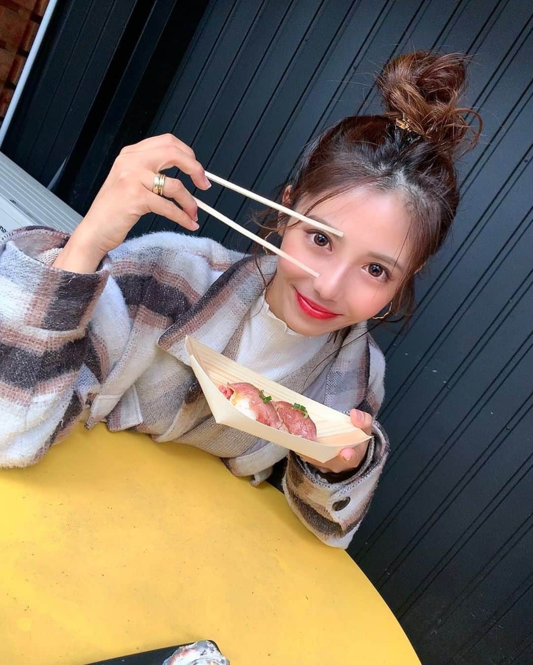 伊藤莉子のインスタグラム：「． ． ． 京都で食べた肉寿司がおいしすぎた🤤💓 ． インスタ用に撮った写真が 溜まっていく一方で 全然投稿できてない🥺💦(笑) ． ． ほんで、なんか顔めっちゃ赤ない？😂(笑) ． ． #伊藤莉子 #京都 #食べ歩き #ootd #dayoff ．」