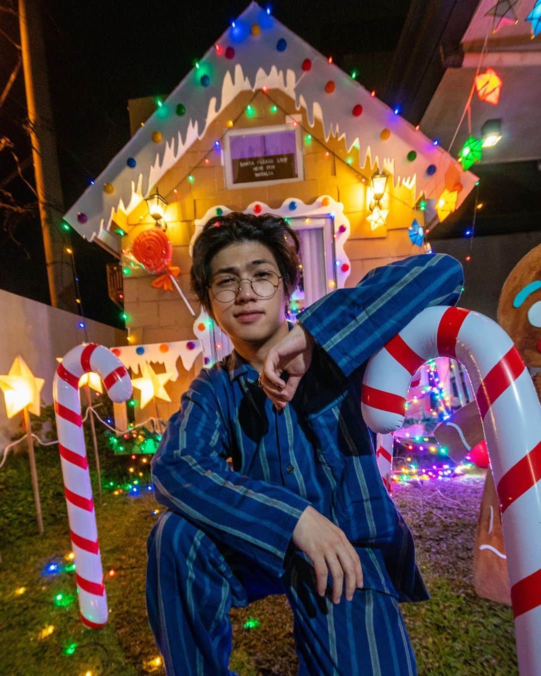 Ranz Kyleさんのインスタグラム写真 - (Ranz KyleInstagram)「We Turned Natalias tiny house to a gingerbread house haha! Christmas is near! 🎄 vlog is up on nianas channel!」12月7日 22時59分 - ranzkyle