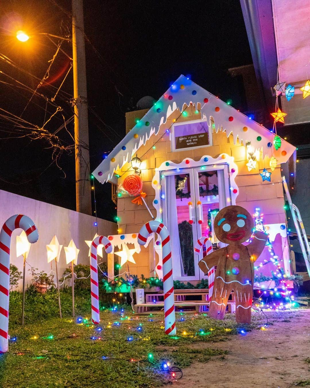 Ranz Kyleさんのインスタグラム写真 - (Ranz KyleInstagram)「We Turned Natalias tiny house to a gingerbread house haha! Christmas is near! 🎄 vlog is up on nianas channel!」12月7日 22時59分 - ranzkyle