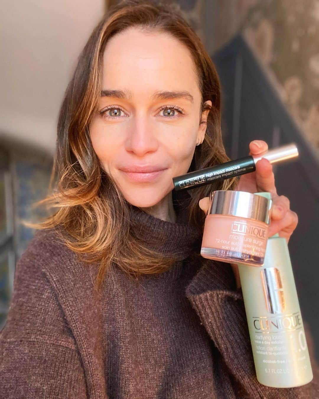 エミリア・クラークのインスタグラム：「#ad #cliniqueambassador Baby it’s bloody freezing outside but with THESE MAGICAL WONDERS my face ain’t nothing but hydrated and calmed to the max! My 72 hour moisture surge auto-replenishing hydrator to keep my skin glowing, the clarifying lotion to keep my skin squeaky clean and then that must have high impact mascara to finish off my holiday look!  Ta da!!! Lashes for dayz... @clinique thank you for the festive face pick me up!  #❤️ #🎄 #🥰」