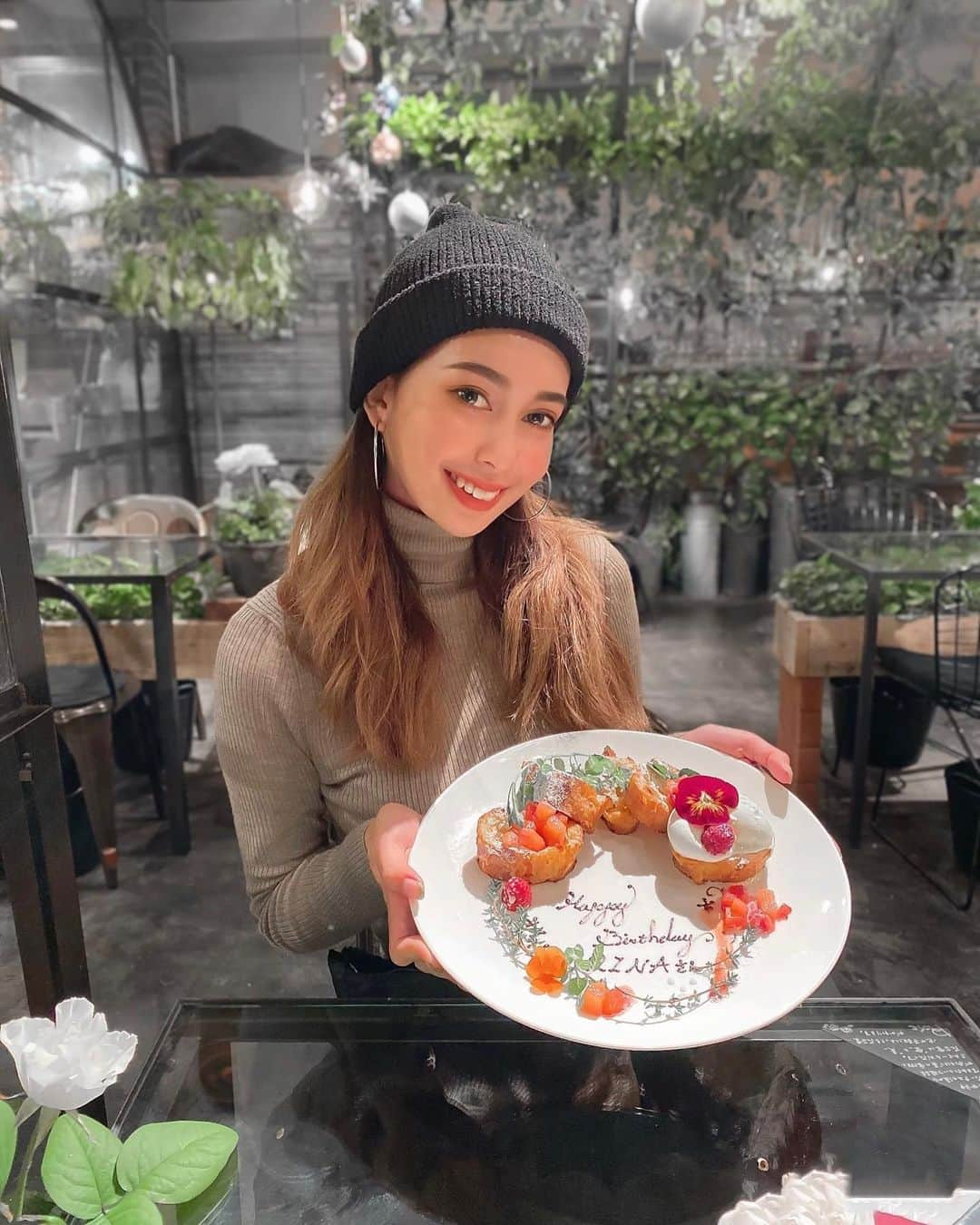 UESUGIRINAのインスタグラム：「🎂🌹  大好きな後輩がサプライズで 祝ってくれました🥺🤍  ほんとに嬉しい☺️❤️❤️❤️  プレゼントまでありがとう🕯❤︎ さっそく新居にかざってるぅー！  . #aoyamaflowermarketteahouse #aoyama #omotesando #dior #青山カフェ #青山ランチ #candle  #表参道カフェ #表参道ランチ」