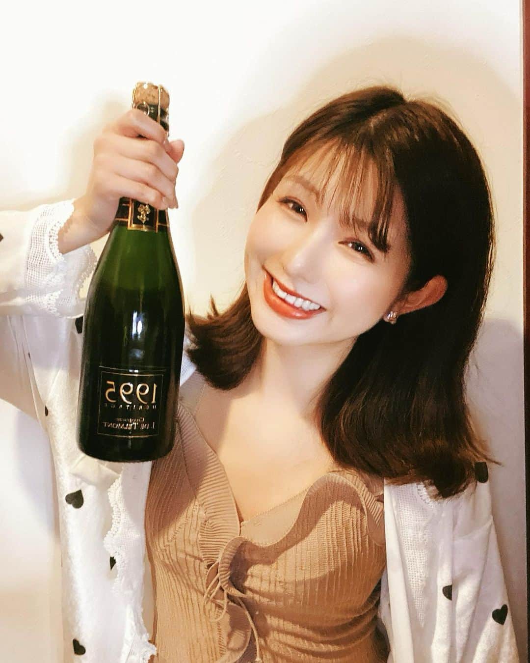 谷川愛梨のインスタグラム：「: 先日、12/5で25歳になりました🎂🎉 生誕イベントでファンのみんなから頂いた 1995年製のシャンパン🍾🥂 私もすっかりいい大人になりました〜☺️♬ 25歳もどうぞ宜しくお願い致します🍎」