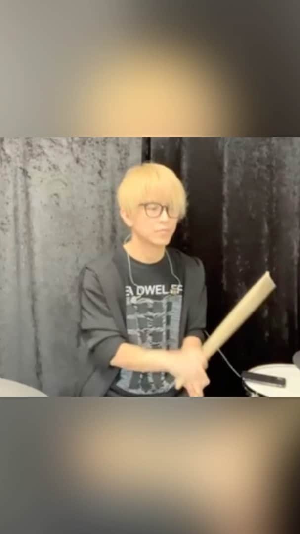 のインスタグラム：「ありがとございました。  いろんな音で遊びました。 こんな感じで、 アドリブ全開ですが。  12月8日(火)23:59までご覧いただけます〜。  楽しさが伝わると嬉しいです〜。  https://twitcasting.tv/pla_kenken/shopcart/39230 ・ ・ ・ ・ ・ ・ #roland #vdrums #エレドラ #生配信 #ドラム #drums  #佐藤ケンケン #ツイキャス」