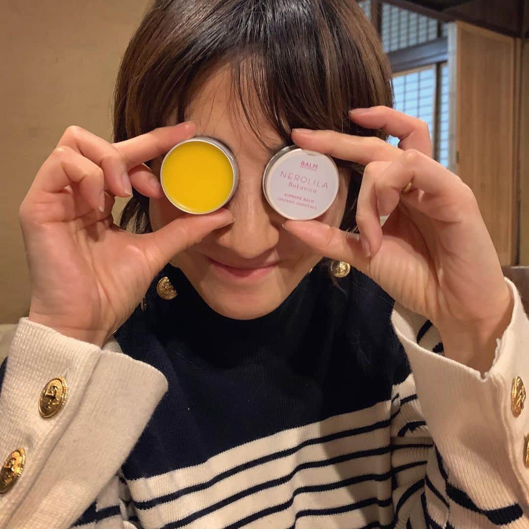 風間ゆみえのインスタグラム：「ネロリラのこのシリーズが大好き😍  便利で可愛い淡いサックスブルーのベロアポーチに入ってるよ‼︎  @nerolilabotanica_official  @kazukovalentine  @sincere_garden  @bxe_natural  #yumie_k_style」