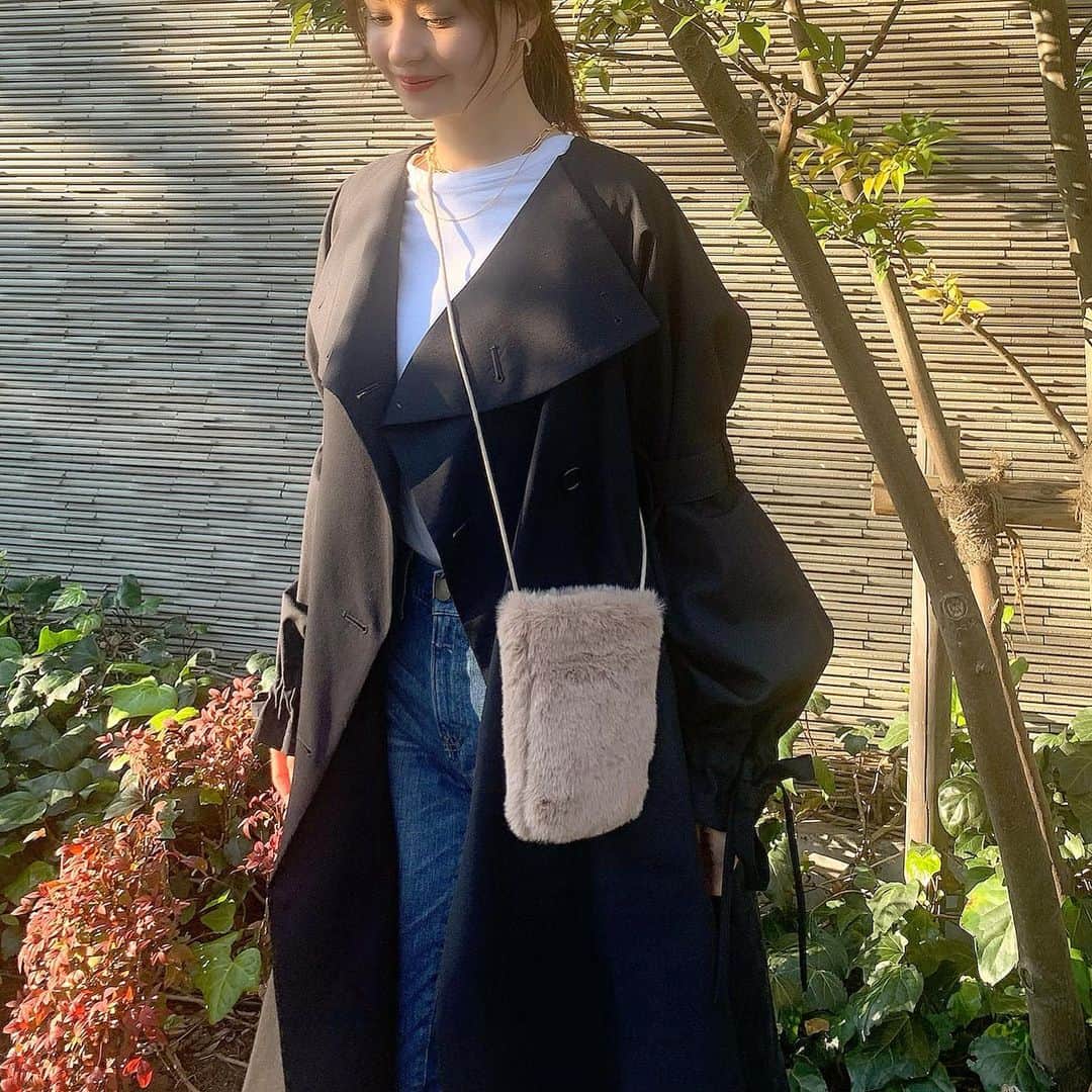 乙黒えりさんのインスタグラム写真 - (乙黒えりInstagram)「ファースマホショルダーバック  携帯とカードだけでとりあえずなんとかなる時代 すごい😆  ポイントカードをどうにしかしたいわ、財布にパンパン 全部ラインショップカードになったらいいな！  #bag @mienne.jp_official  #coat @enfold_official  #coodinate#mママコーデ#ママファッション#ファーバッグ」12月7日 23時07分 - ellyotoguro