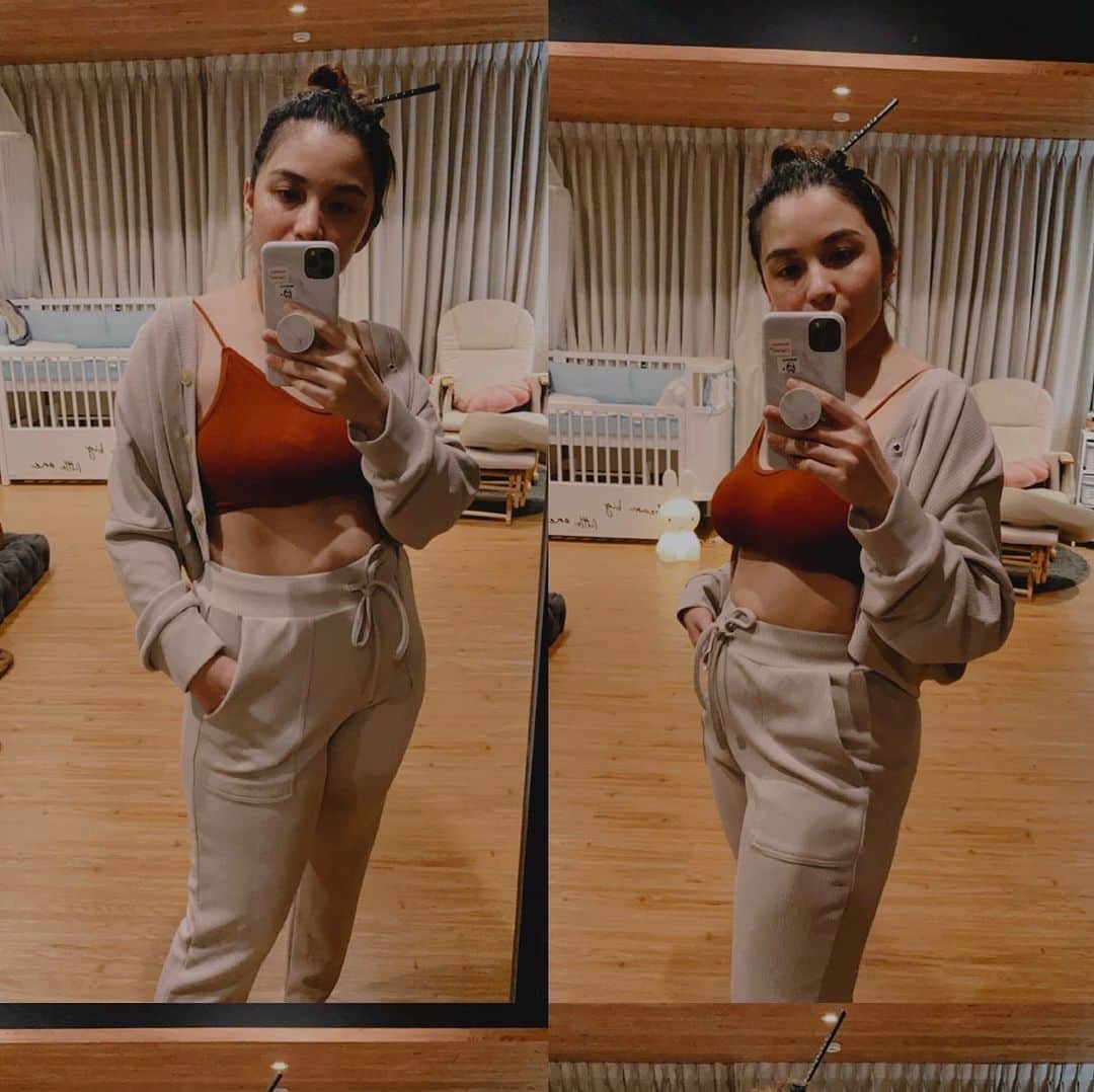 チェルシー・オリビアのインスタグラム：「6weeks postpartum body.. female body is amazing.. we can carry,develop, produce a human being, stretched our belly and Gained 24kg during pregnancy .. (masih kurang 10 kg lagi menuju badan seo dal-mi) 🤣🤣 . . Monmaap ini kaca emang nyenengin ,padahal aku masi bengkak kok 😌😌 ga sekurus ituu bund!!!」