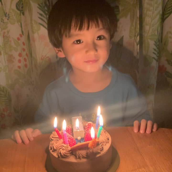 山口尚美のインスタグラム：「おめでとうせいたろう🎉4️⃣🎂✨ 去年も蝋燭消すの苦手だったけれど 今年もなかなか消せませんでした🕯笑 3.4枚目は日曜日の前夜祭🌙 これからも立派な鉄ちゃんに育ってね🚃🚃🚃🌟」